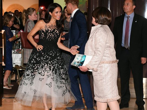 Meghan tiêu tiền như nước gấp 7 lần chị dâu Kate, lộ diện bộ váy bầu đắt đỏ nhất nhưng lại bị người dùng mạng ném đá thậm tệ