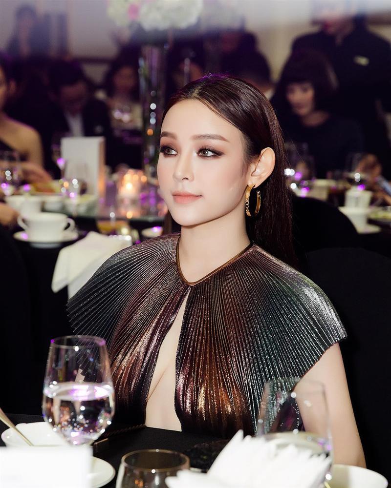 Đẹp như Huyền Baby cũng có ngày vòng 1 chảy xệ và lời giải thích cực thông minh khiến fan chỉ biết nể phục-6