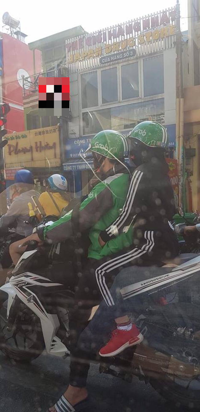 Nhìn cảnh gái xinh ngồi sau ôm chặt anh áo xanh, hội ế rủ nhau: Cho em làm Grabbike với, xe ôm công nghệ ơi!-1