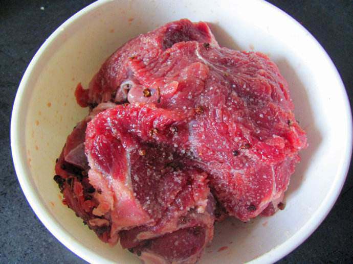 Ướp thịt bò, cho đường hay muối trước? Nhiều người làm sai nên thịt mất ngon-1