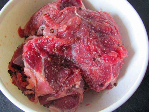 Ngâm thịt bò 10 phút với nước này, đảm bảo khi xào chẳng còn dai và khô-3