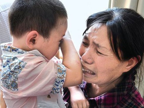 Bé trai 1 tuổi tắm xong đột ngột bị mù, đưa đến bệnh viện thì bác sĩ xác định nguyên nhân đến từ sai lầm của bà nội