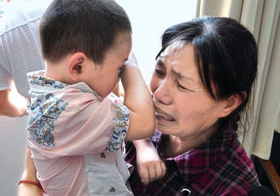 Bé trai 1 tuổi tắm xong đột ngột bị mù, đưa đến bệnh viện thì bác sĩ xác định nguyên nhân đến từ sai lầm của bà nội-2