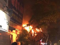 Cháy lớn ở căn nhà khoá cửa trên đường Đê La Thành