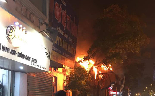 Cháy lớn ở căn nhà khoá cửa trên đường Đê La Thành-1