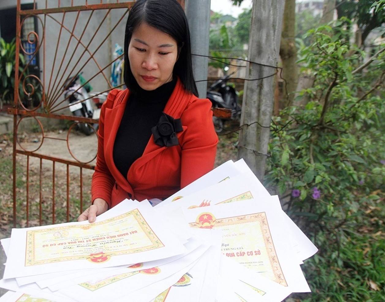 Có cả quyển bằng khen, giáo viên vẫn lo sợ trượt chân viên chức-7