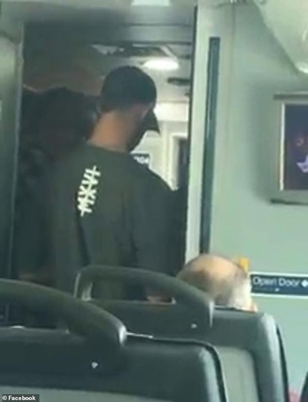 Cô gái đi tàu sốc nặng khi người đàn ông bên cạnh làm trò biến thái trước mặt mình-2