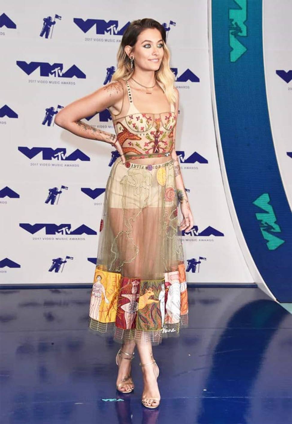 Con gái đẹp lạ của Michael Jackson chỉ mặc thả vòng 1, từ đường phố tới thảm đỏ-3