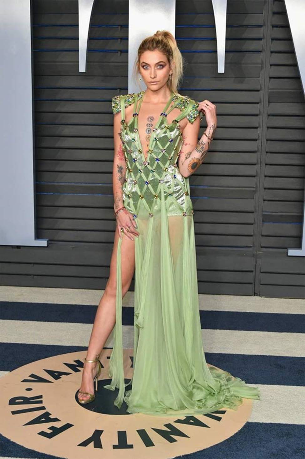 Con gái đẹp lạ của Michael Jackson chỉ mặc thả vòng 1, từ đường phố tới thảm đỏ-12