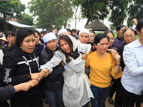 Cuộc tranh luận đau lòng trong đám tang thanh niên bị xe khách đâm chết ở Vĩnh Phúc-7