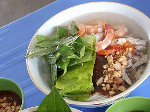 Được bạn mời ăn chả cá, chàng trai từ hí hửng đến bị đói chỉ vì thấy điều này-11