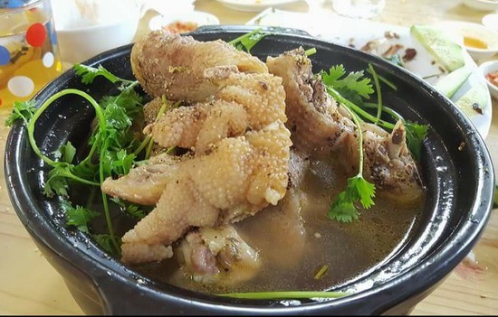 Ăn cỗ với cặp chân gà hơn chục triệu, điều chỉ có ở Việt Nam-1