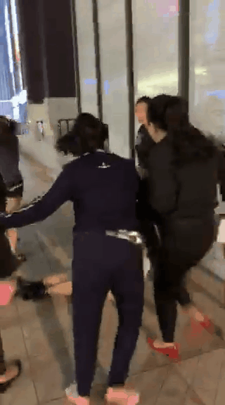 Hà Nội: Bồ nhí bị lột đồ, túm tóc tát dã man ngay giữa phố vì đã giật chồng còn thách thức chị vợ không biết giữ chồng-3