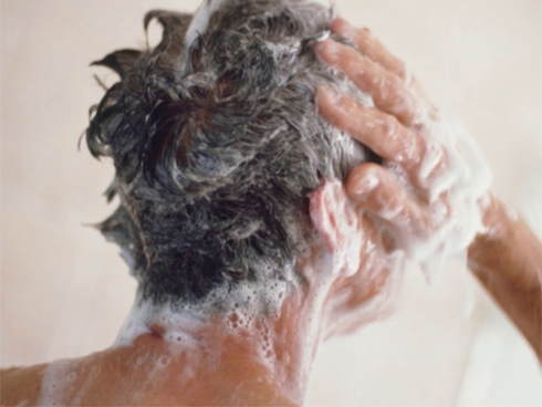 Clip nhân viên gội đầu tát đầu khách bôm bốp hút 9 triệu lượt xem-1