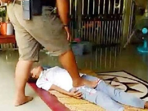 Con gái 5 tuổi kêu đau bụng, bố không đưa đi khám bác sĩ mà ép con uống liền 5 lít nước để rồi phải hối hận đến mức muốn chết-5