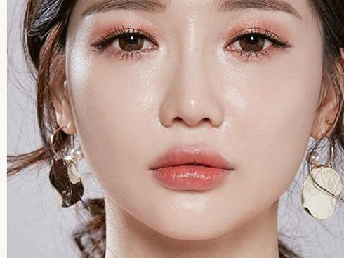 Cứ dán mắt vào điện thoại, máy tính nhưng không thoa kem chống nắng thì sớm thôi, bạn sẽ già đi trông thấy-3