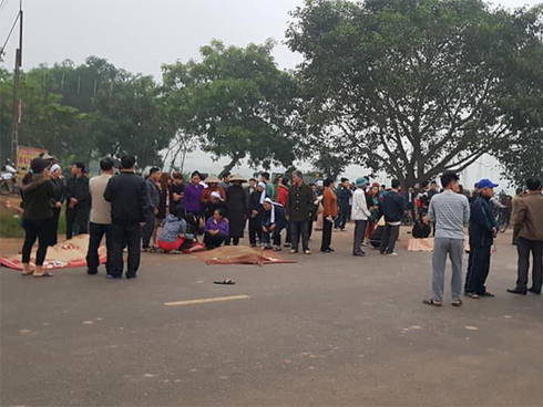 Ám ảnh vụ xe khách đâm vào đoàn người đưa tang: Nước mắt người ở lại!-8