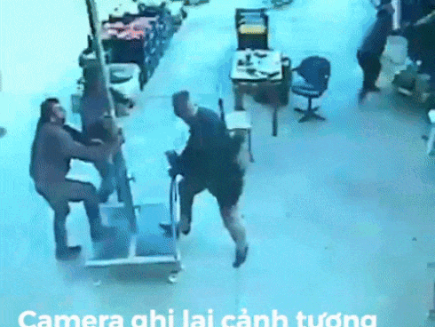 Người đàn ông bị kéo khỏi mặt đất bởi cơn gió mạnh
