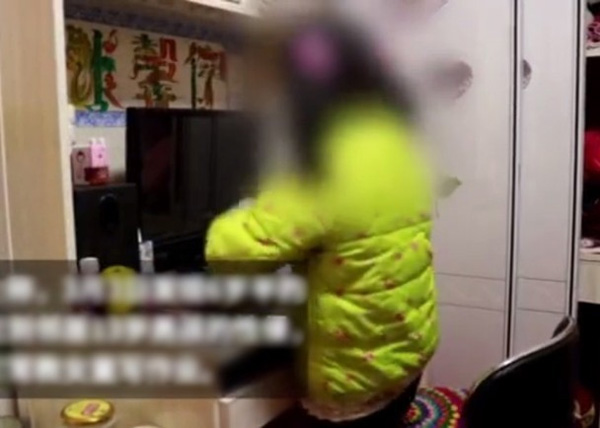 Nhìn thấy vợ chồng hàng xóm tra hỏi con gái, người mẹ tiến đến thì đứa trẻ nói 1 câu khiến chị bật khóc tại chỗ-1