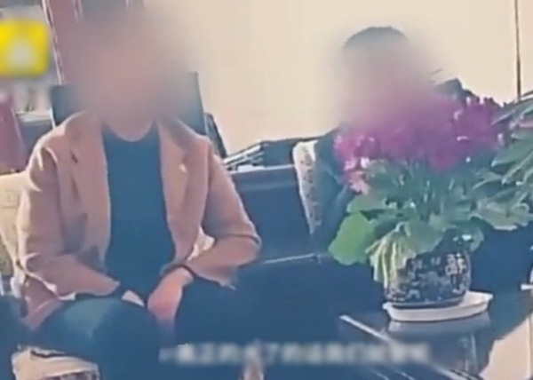 Nhìn thấy vợ chồng hàng xóm tra hỏi con gái, người mẹ tiến đến thì đứa trẻ nói 1 câu khiến chị bật khóc tại chỗ-2