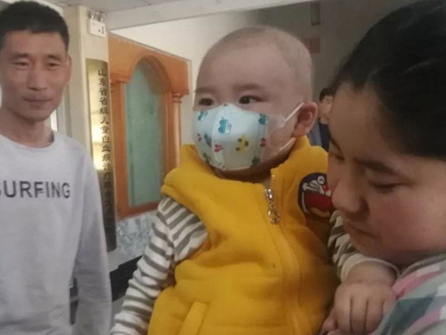 Con đang bệnh sắp chết không có tiền chữa trị thì bỗng dưng nhặt được ví của người lạ, ông bố quyết tìm chủ nhân trả lại và cái kết đầy bất ngờ-1