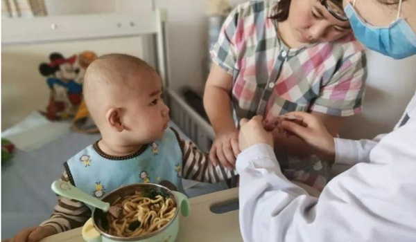 Con đang bệnh sắp chết không có tiền chữa trị thì bỗng dưng nhặt được ví của người lạ, ông bố quyết tìm chủ nhân trả lại và cái kết đầy bất ngờ-2