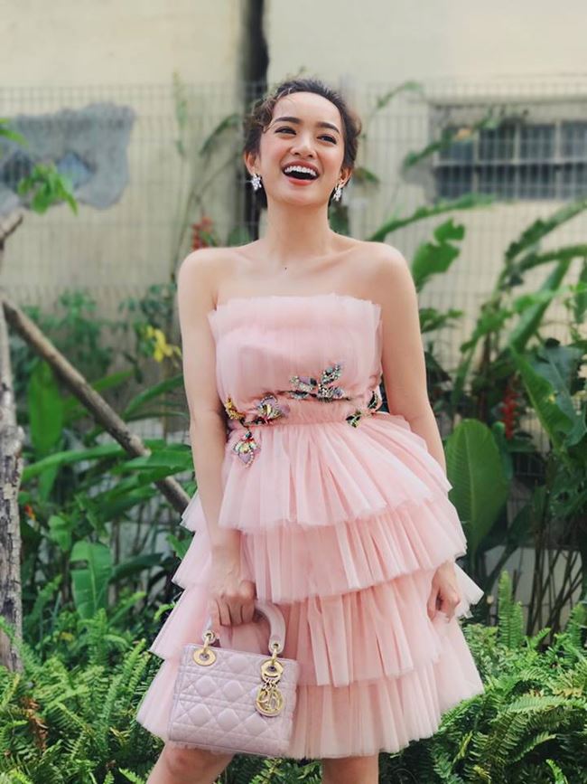 2 cô gái tuổi đôi mươi có nét đẹp lai, gợi cảm mê hồn, được showbiz Việt săn đón-9