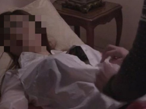 Cưỡng bức hàng xóm xong, nam thanh niên thơ ngây xin bù đắp cho nạn nhân bằng cách không tưởng như trò hề