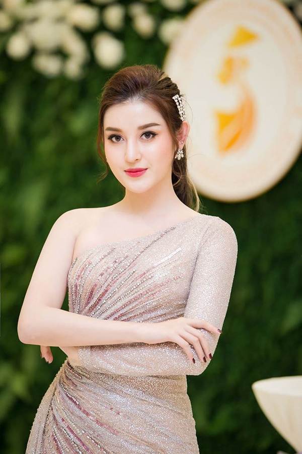 Á hậu Huyền My ngồi siêu xe mới tậu đi làm giám khảo-5