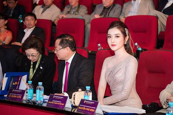 Á hậu Huyền My ngồi siêu xe mới tậu đi làm giám khảo-7