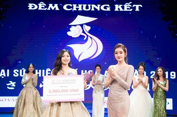 Á hậu Huyền My ngồi siêu xe mới tậu đi làm giám khảo-11