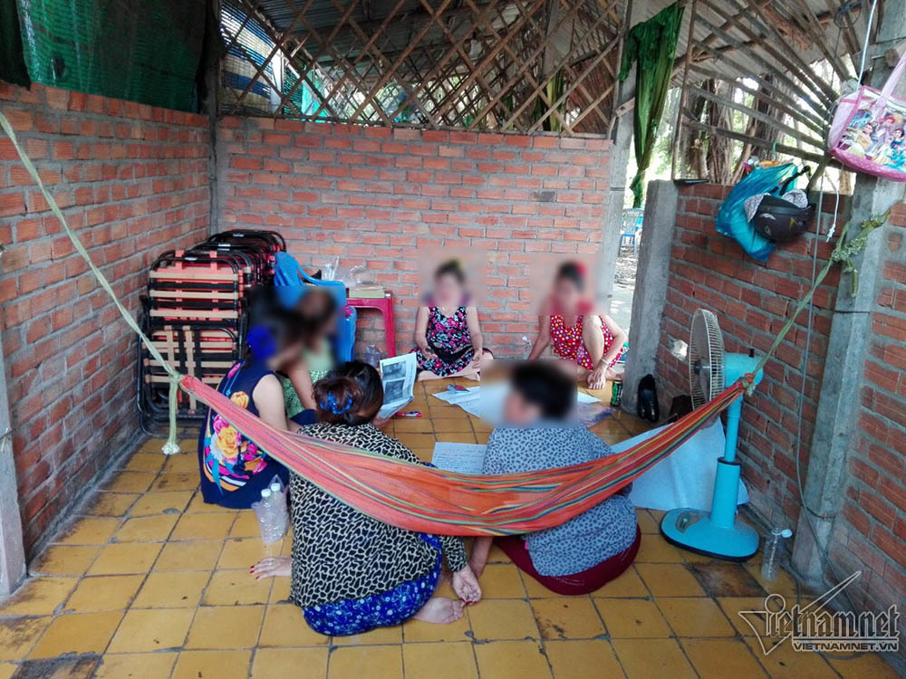 Nghẹn lòng mát-xa miền Tây: Mẹ cùng con gái vào phòng với khách-3