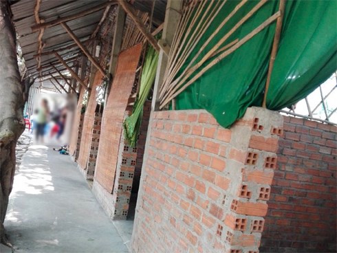 Nghẹn lòng mát-xa miền Tây: Mẹ cùng con gái vào phòng với khách