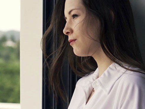Đang ngủ ngon lành thì có vòng tay ôm chặt lấy mình, tôi chưa kịp phản kháng đã chết điếng bởi khuôn mặt người đó