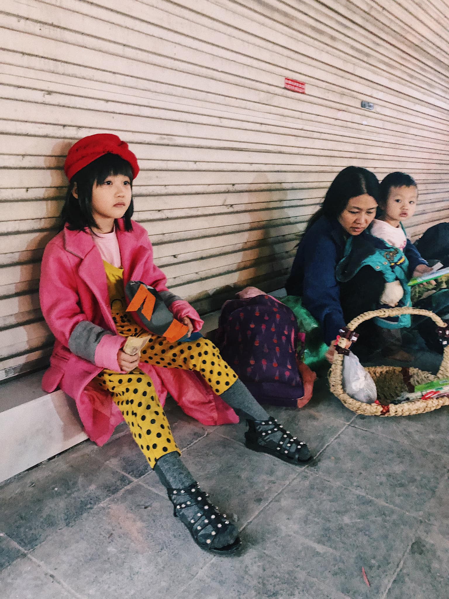 Cô bé vô gia cư 6 tuổi ở Hà Nội gây chú ý với thần thái cùng cách phối quần áo cũ cực chất-1