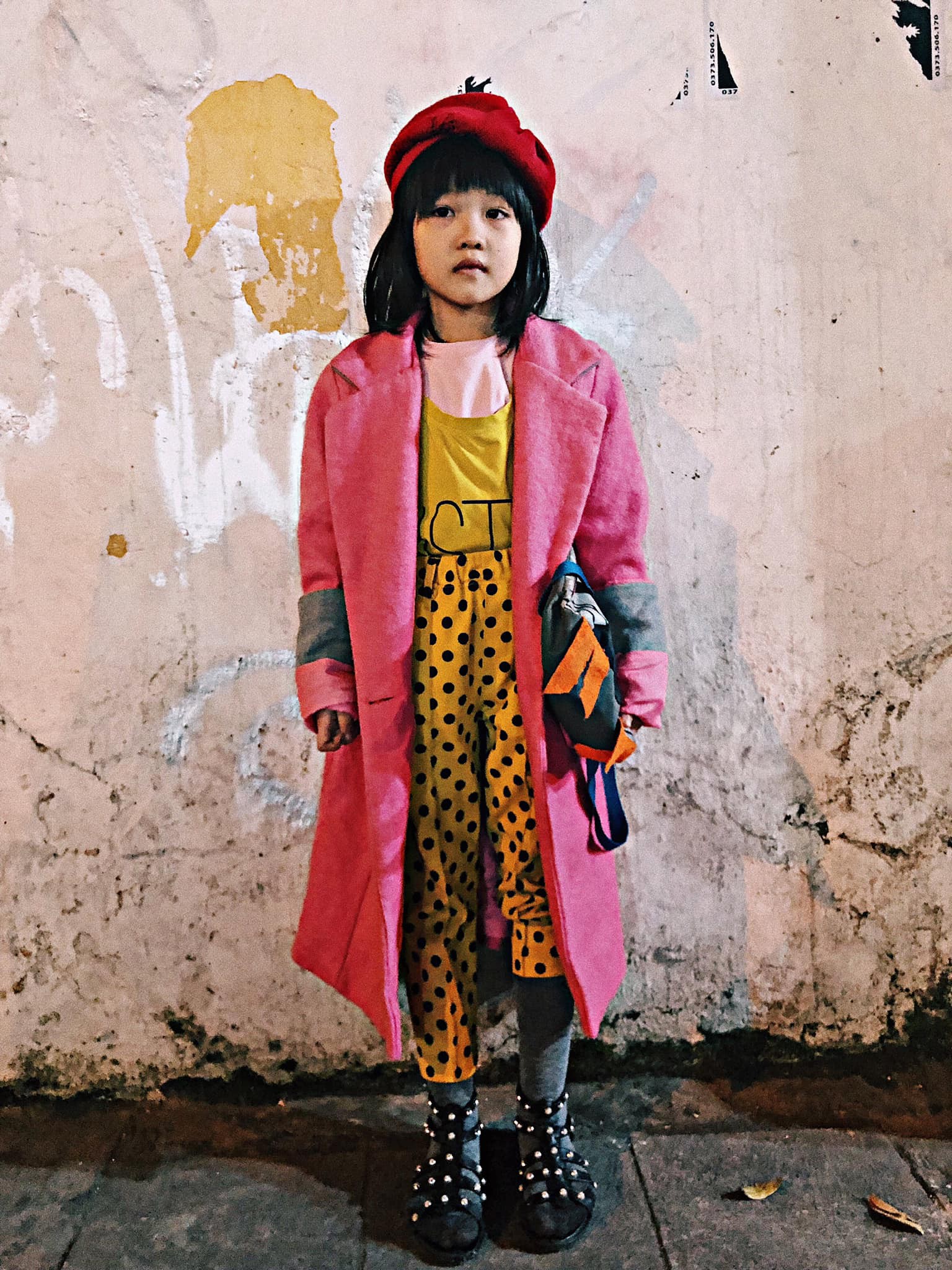 Cô bé vô gia cư 6 tuổi ở Hà Nội gây chú ý với thần thái cùng cách phối quần áo cũ cực chất-2
