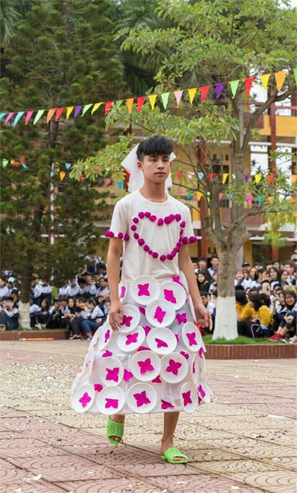 Nam sinh lớp người ta: Mặc váy tự chế siêu sexy trình diễn catwalk, mua vui cho hội chị em-5