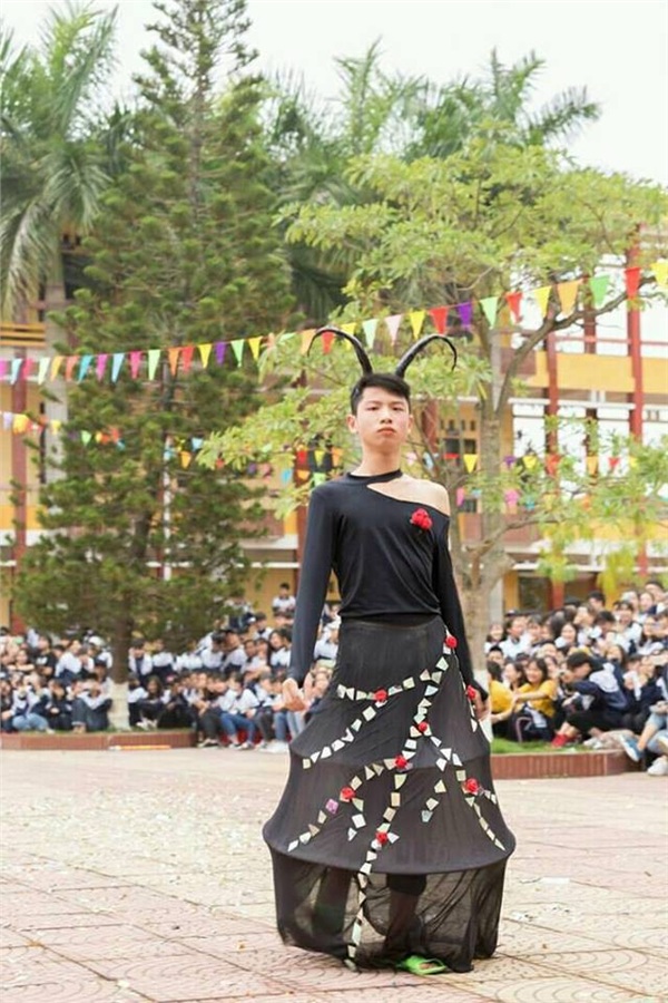 Nam sinh lớp người ta: Mặc váy tự chế siêu sexy trình diễn catwalk, mua vui cho hội chị em-6