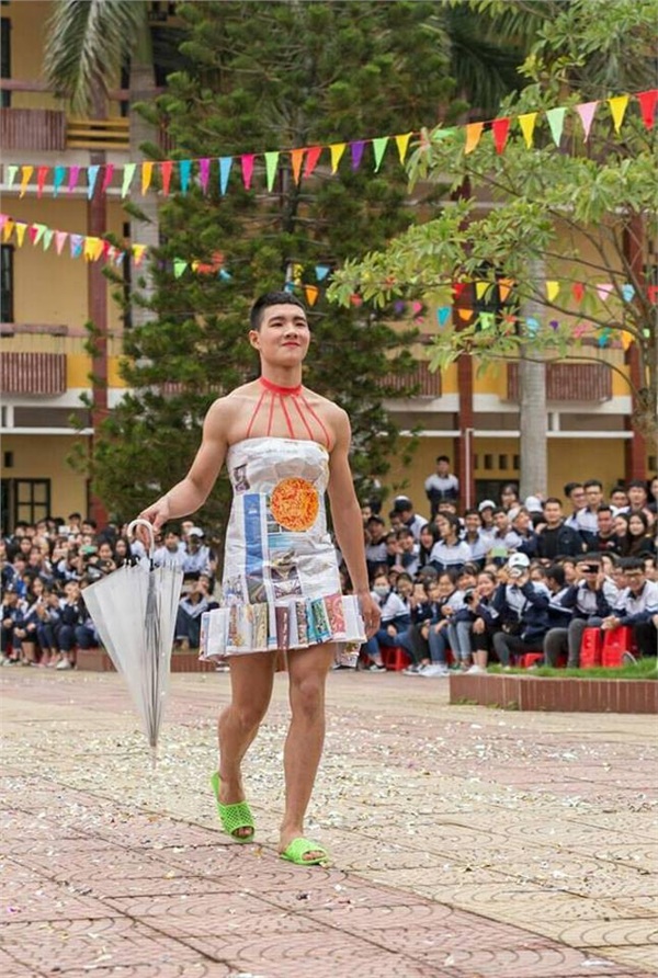 Nam sinh lớp người ta: Mặc váy tự chế siêu sexy trình diễn catwalk, mua vui cho hội chị em-8