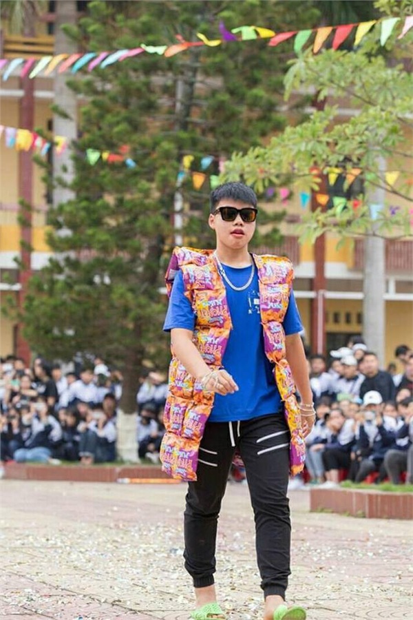 Nam sinh lớp người ta: Mặc váy tự chế siêu sexy trình diễn catwalk, mua vui cho hội chị em-9