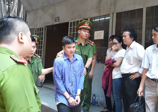 Vụ thầy giáo đâm chết cô giáo vì bị từ hôn: Bị cáo run lẩy bẩy, khóc nức nở xin lỗi khi nhận án chung thân-1