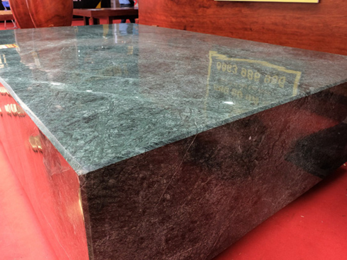 Sập bằng đá quý vàng óng, nặng tới 7 tấn, đại gia Hà Nội hét hơn tỷ đồng-5