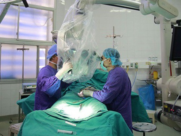 Thanh niên nghịch dại tự bẻ gãy của quý”-1