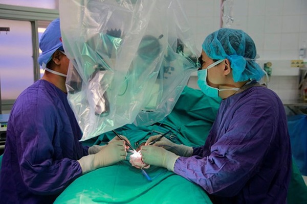 Thanh niên nghịch dại tự bẻ gãy của quý”-2