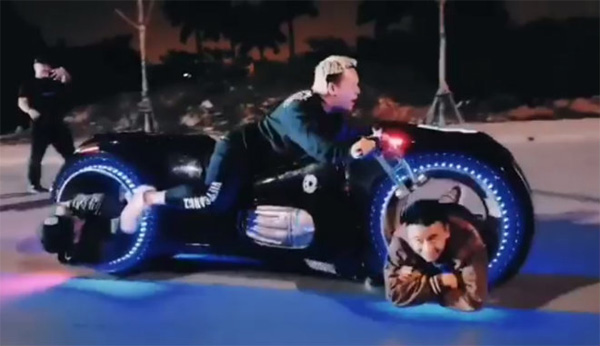 Clip: Moto không trục giá 2,7 tỷ đồng đầu tiên của Việt Nam vừa chạy vừa để 2 người nằm trong bánh-2