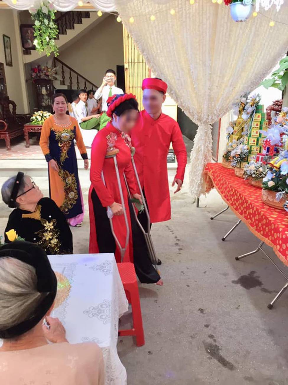 Cô dâu số nhọ bị ngã gãy chân ngay trước ngày cưới, dân tình xúm vào an ủi một câu mà ai cũng cười-3