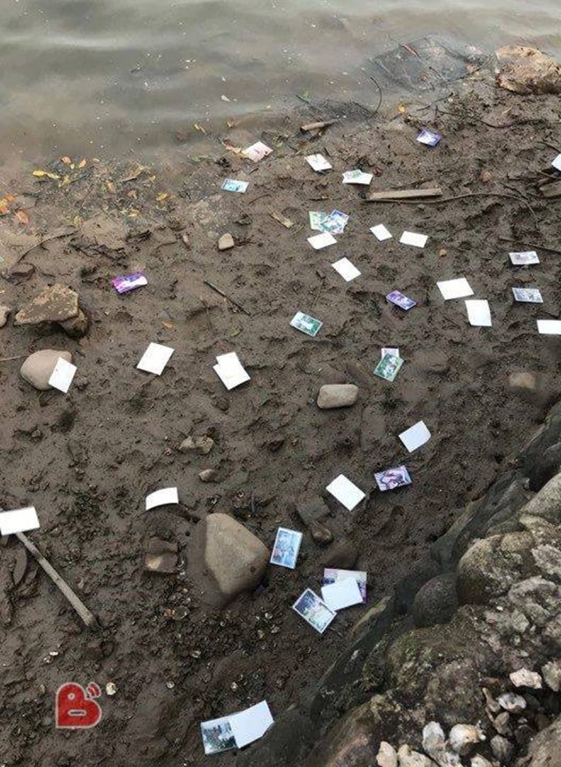 Vợ bỏ theo trai, người đàn ông mang ảnh thuở còn mặn nồng ra rải khắp bờ sông-1