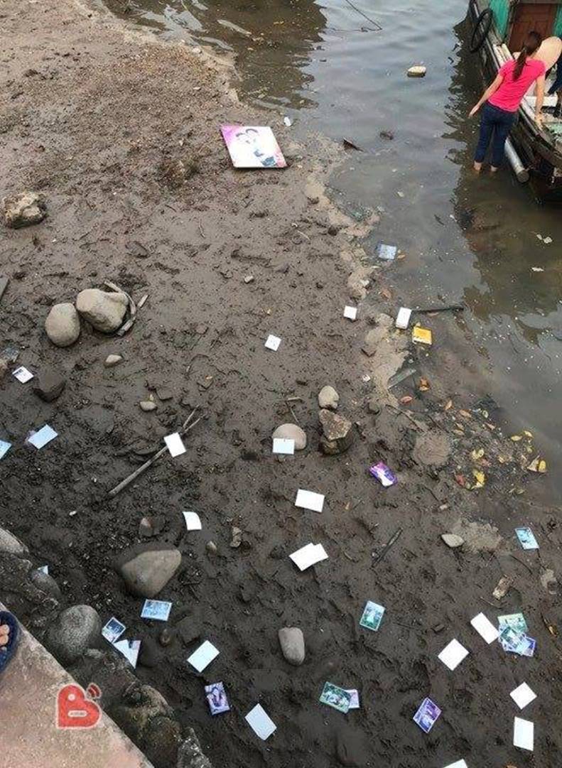 Vợ bỏ theo trai, người đàn ông mang ảnh thuở còn mặn nồng ra rải khắp bờ sông-3