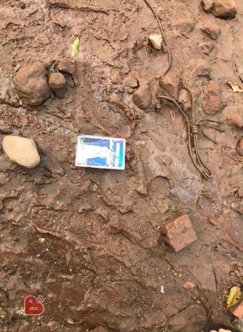 Vợ bỏ theo trai, người đàn ông mang ảnh thuở còn mặn nồng ra rải khắp bờ sông-4