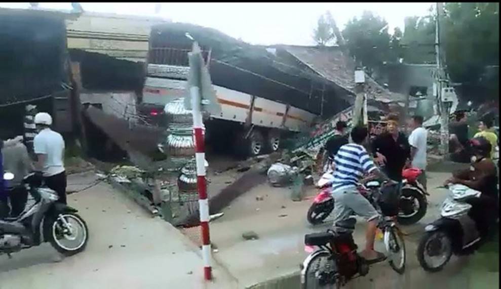 Clip vụ tai nạn kinh hoàng chiều thứ 6, xe tải mất lái tông sập 2 ngôi nhà bên đường-3